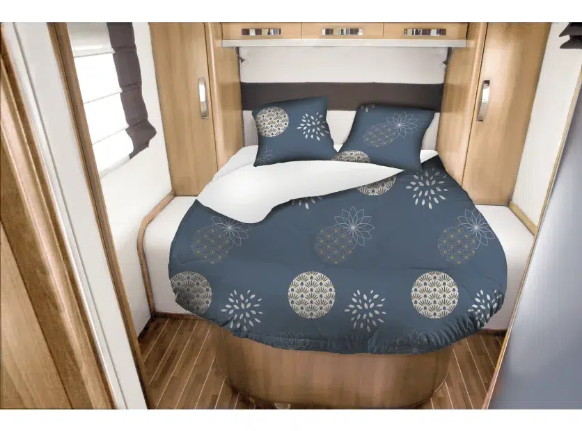 Lit tout fait Koty installé dans un camping-car