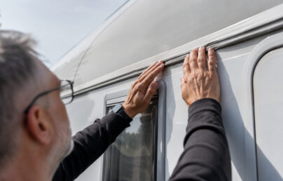 Inspection des joints extérieurs d'un camping-car